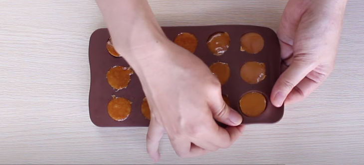 Bước 3 Tạo hình kẹo Kẹo caramel