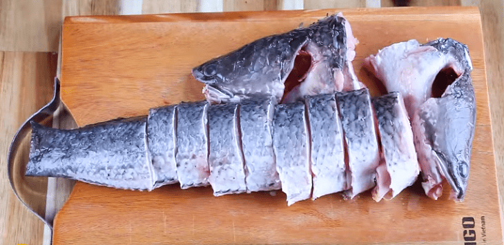 Bước 1 Sơ chế cá lóc Hủ tiếu cá lóc