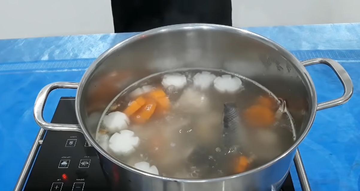 Bước 4 Nấu nước dùng Hủ tiếu cá lóc