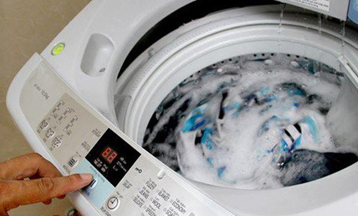 Mở nắp máy giặt đột ngột khi thiết bị đang hoạt động