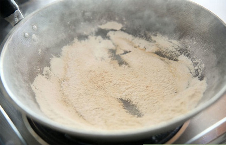 Bước 4 Rang bột Bánh chuối bột nếp hấp