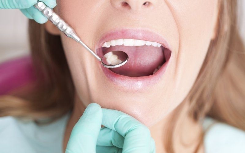 Người đang gặp các vấn đề về răng miệng như đau nhức răng nếu ăn nhiều nho hoặc uống nước ép nho sẽ không tốt