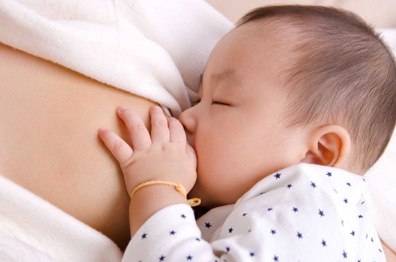 Không nên cho bé ăn no trước khi ngủ