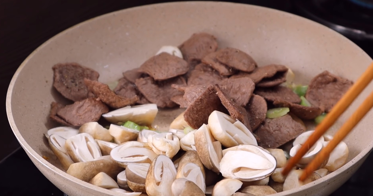 Bước 3 Xào nguyên liệu Phở chay