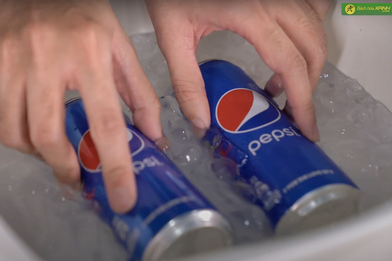 ngâm lon pepsi đổi màu vào đá lạnh