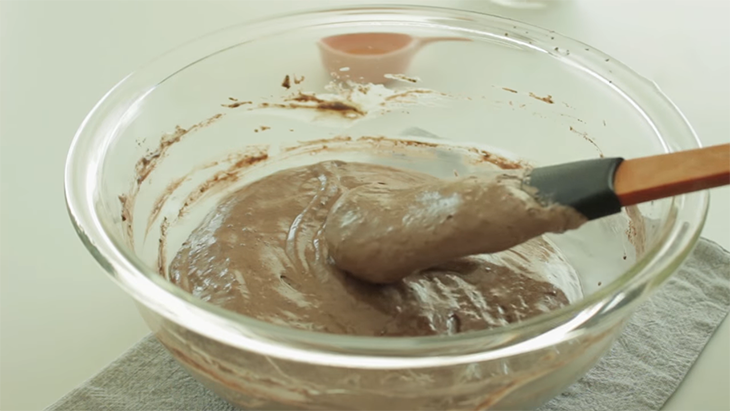 Bước 1 Trộn bột Bánh bông lan cuộn chuối chocolate