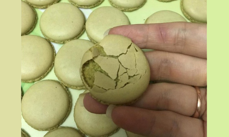Vỏ bánh macaron bị nứt