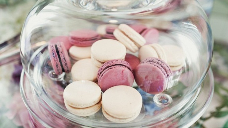 Bảo quản b&aacute;nh macaron trong hộp đựng thực phẩm k&iacute;n