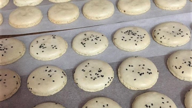 Bánh macaron dính vào khay nướng