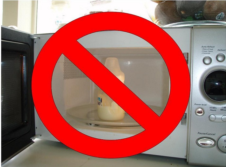 Không hâm sữa bằng lò vi sóng