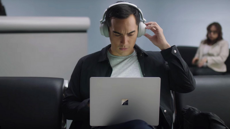 Điểm đặc biệt của tai nghe Microsoft Surface thế hệ đầu là trang bị một núm xoay