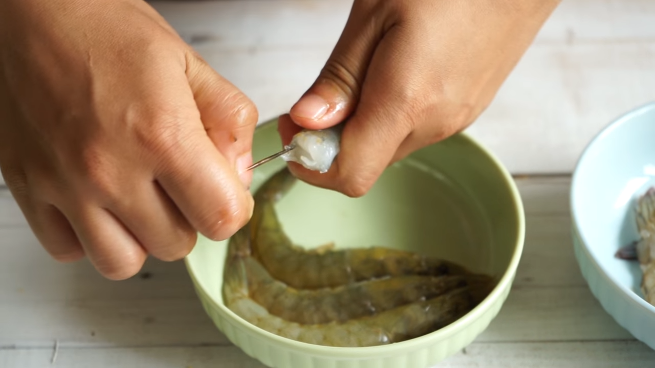 Bước 1 Sơ chế nguyên liệu Mì Ý tôm sốt kem