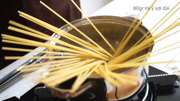 Bước 2 Luộc mì Ý Mì Ý tôm sốt kem
