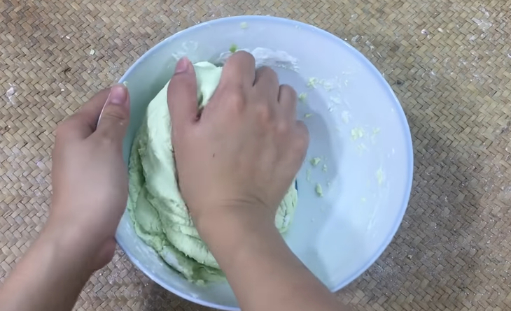 Bước 4 Trộn bột và nhào bột Bánh ít trần lá dứa