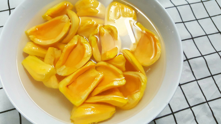 Bước 2 Ngâm mít Mít sấy bằng lò nướng