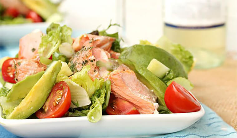Cách làm salad bơ cá hồi món ăn ngon trong mùa bơ năm nay