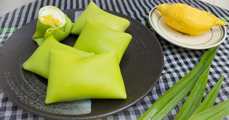 Bánh Crepe lá dứa nhân kem sầu riêng