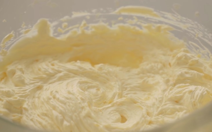 Bước 5 Đánh bông hỗn hợp bơ đường và whipping cream Bánh Crepe xoài ngàn lớp