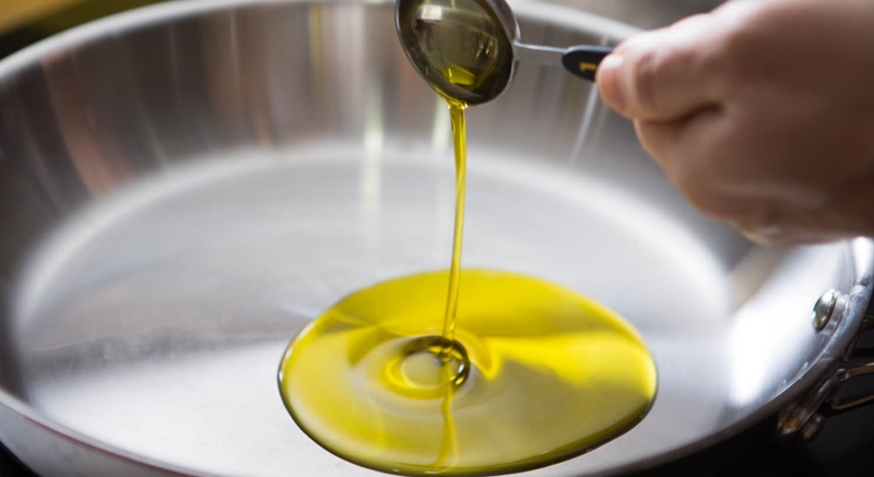Dùng dầu ăn để hô biến chảo thường, chảo chống dính cũ thành chảo chống dính mới 