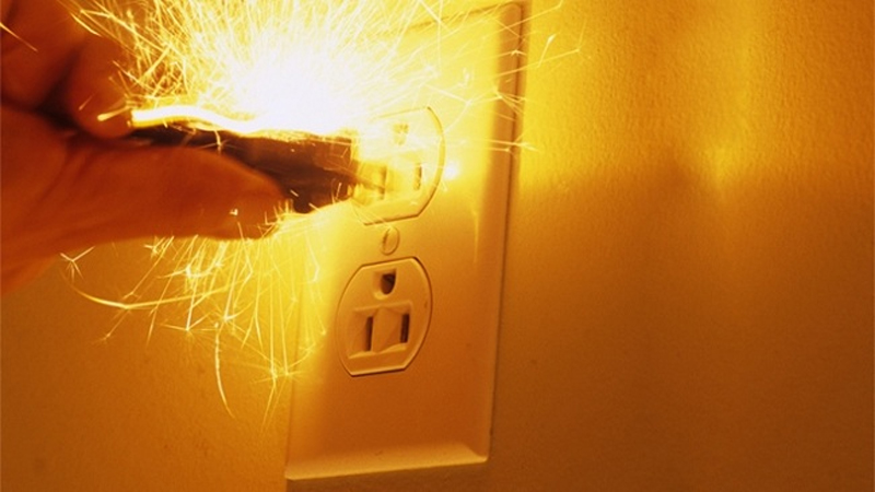 Lý do phải rút phích cắm ra khỏi ổ điện
