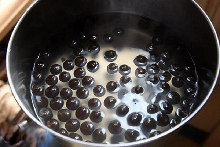 Bước 2 Luộc bột Trân châu từ bột mì