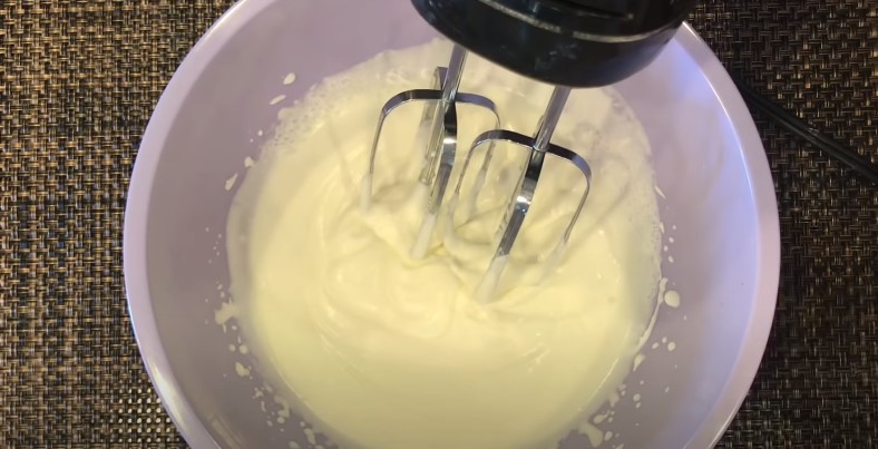 Bước 6 Đánh bông Whipping cream mousse trái ngược bơ