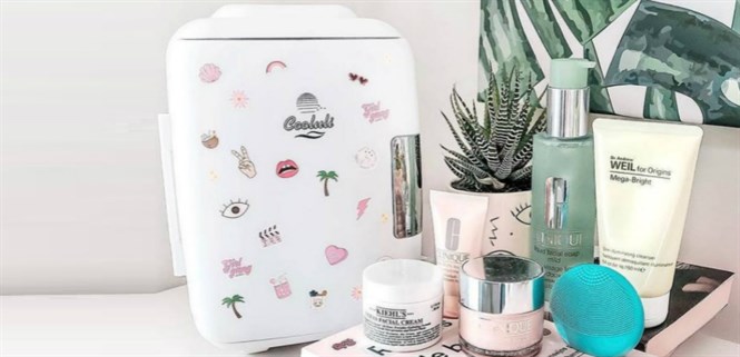 Tủ lạnh mini đựng mỹ phẩm là gì? Có cần nhất thiết phải bảo quản mỹ phẩm trong tủ lạnh mini không?