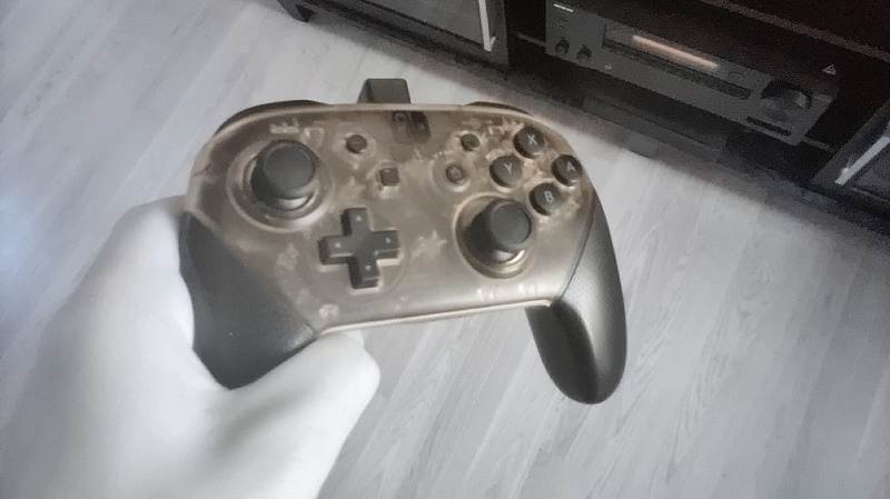OnePlus 8 Pro có thể nhìn xuyên qua tay cầm chơi game Nintendo Switch Pro Controler. OnePlus 8 Pro có thể nhìn xuyên qua tay cầm chơi game Nintendo Switch Pro Controler.