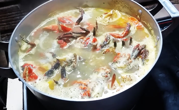 Bước 5 Nấu nước lẩu Lẩu cua biển chua cay