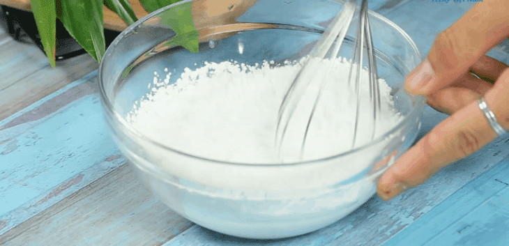 Bước 3 Trộn bột với nước cốt dừa Bánh lá dứa hấp nước cốt dừa