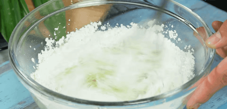 Bước 2 Trộn bột Bánh lá dứa hấp nước cốt dừa
