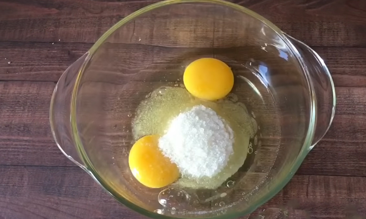 Bước 1 Đánh tan trứng và đường Bánh rán doremon nhân mặn