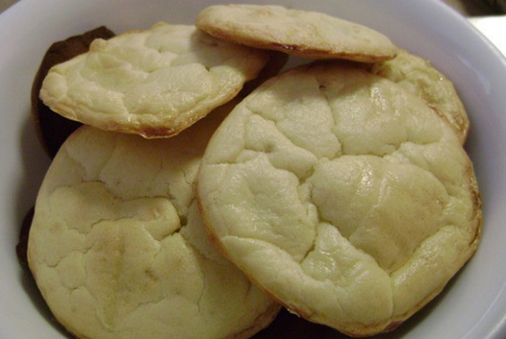 Vỏ b&aacute;nh kh&ocirc;ng nở v&agrave; c&oacute; thể xuất hiện vết bơ chảy ra ngo&agrave;i