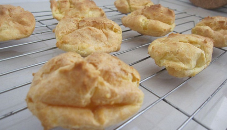 Vỏ b&aacute;nh xẹp sau khi lấy ra khỏi l&ograve;, ruột hơi đặc (bị ướt hoặc bết), đ&aacute;y b&aacute;nh bị l&otilde;m