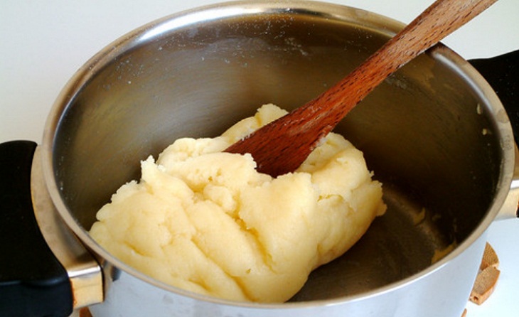 Trộn bột với bơ đến khi h&ograve;a quyện