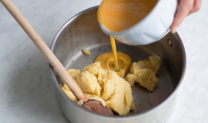 Cho trứng v&agrave;o bột v&agrave; đ&aacute;nh đến khi h&ograve;a quyện