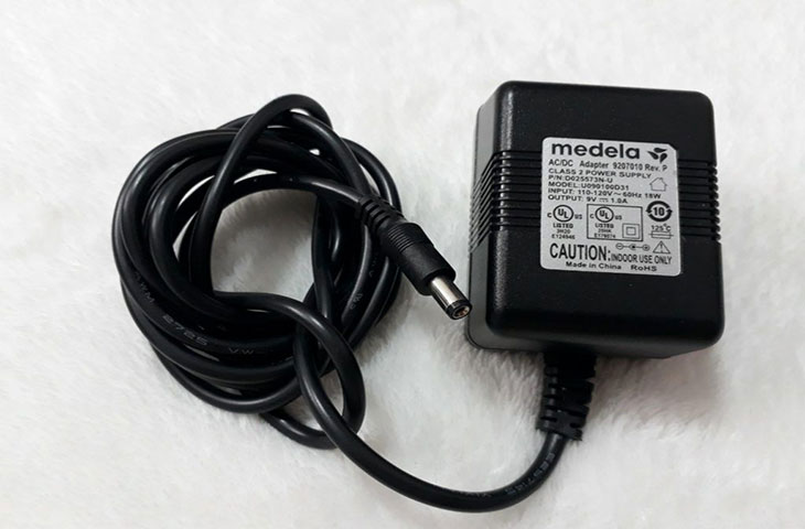 7 nguyên nhân và cách khắc phục máy hút sữa dùng điện, dùng pin bị yếu > Adapter máy hút sữa không chính hãng