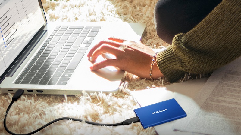 Ổ cứng SSD di động Samsung T7 chính thức được bán ra, tốc độ truyền nhanh hơn T5, giá bán rẻ hơn T7 Touch Ổ cứng SSD di động Samsung T7 chính thức được bán ra, tốc độ truyền nhanh hơn T5, giá bán rẻ hơn T7 Touch