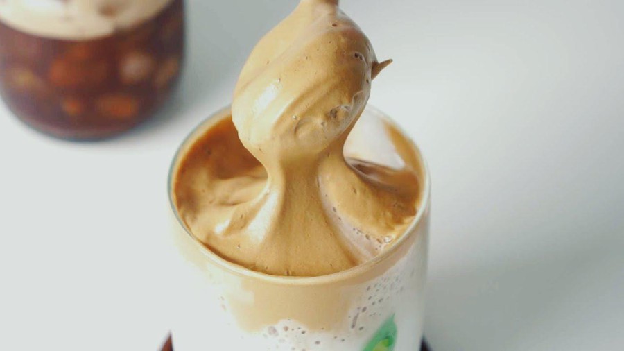 Bước 3 Hoàn thành ly thức uống Cà phê bọt biển cốt dừa (Dalgona coffee)