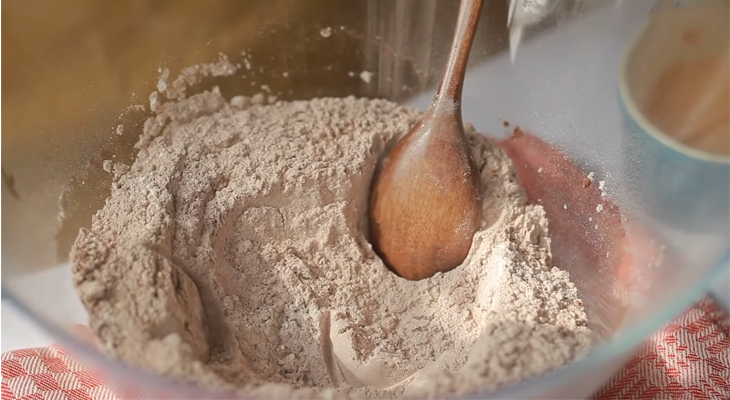 Bước 2 Trộn bột Bánh mì hoa cúc socola