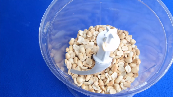 Bước 2 Xay đậu phộng Bơ đậu phộng - bơ lạc