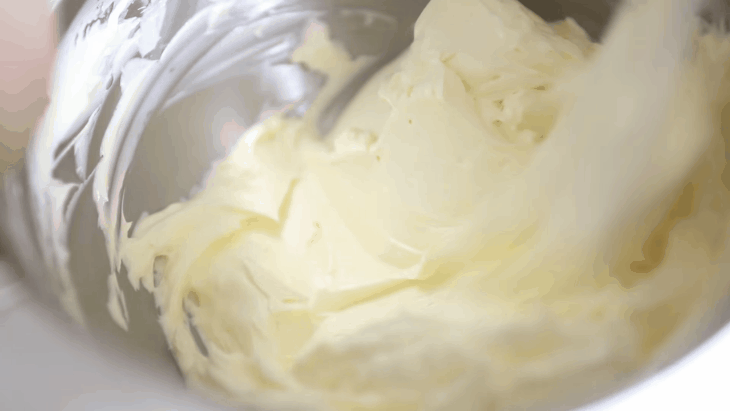 Bước 3 Đánh bông bơ cùng hỗn hợp lòng trắng Kem bơ