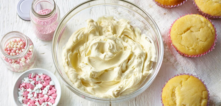 Làm thế nào để có thể trang trí bánh kem bằng kem bơ trứng gà? 
