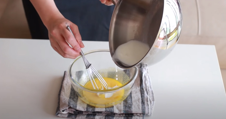 Bước 1 Khuấy tan hỗn hợp trứng sữa Kem bơ