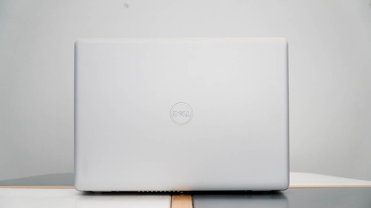 Thiết kế mặt lưng của Dell Inspiron 3493