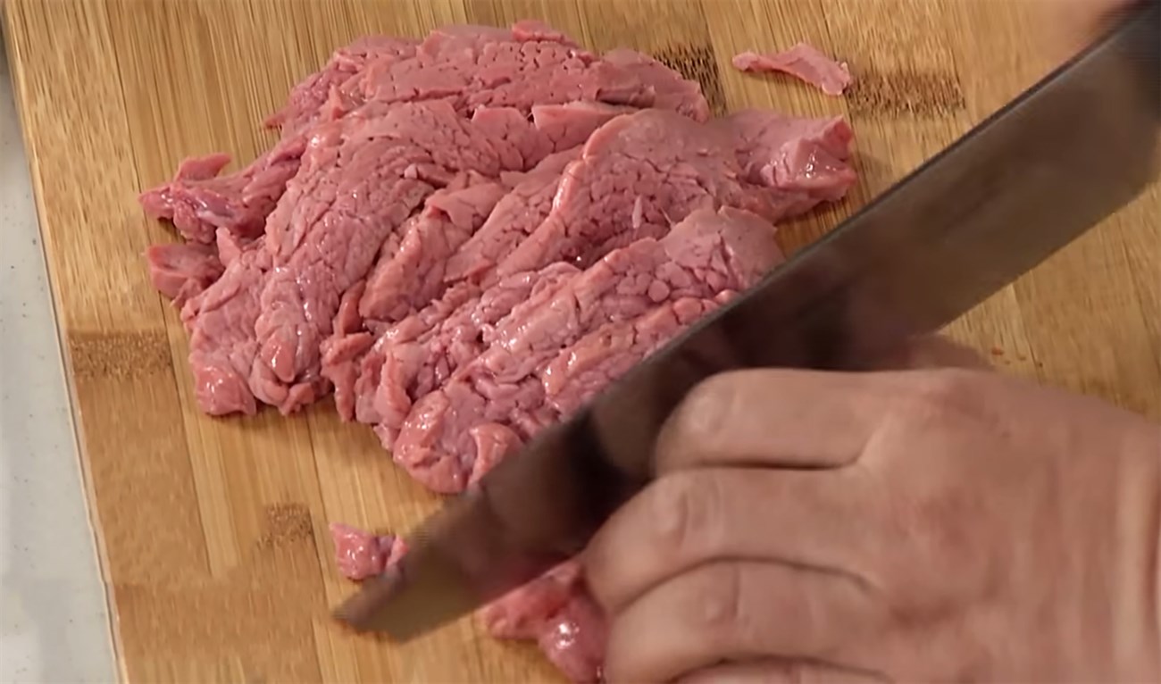 Bước 2 Sơ chế thịt bê Thịt bê xào cải rổ