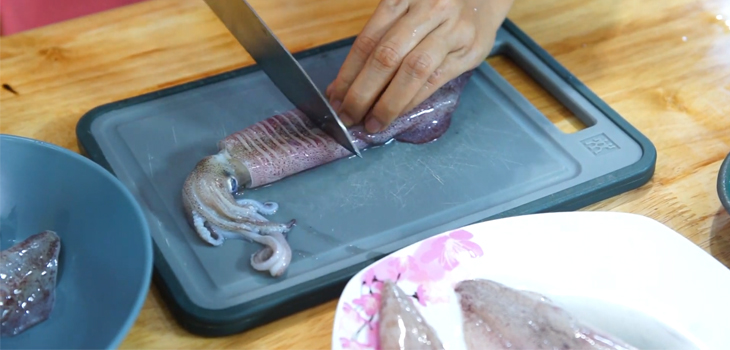 Bước 1 Sơ chế nguyên liệu Mực hấp bia