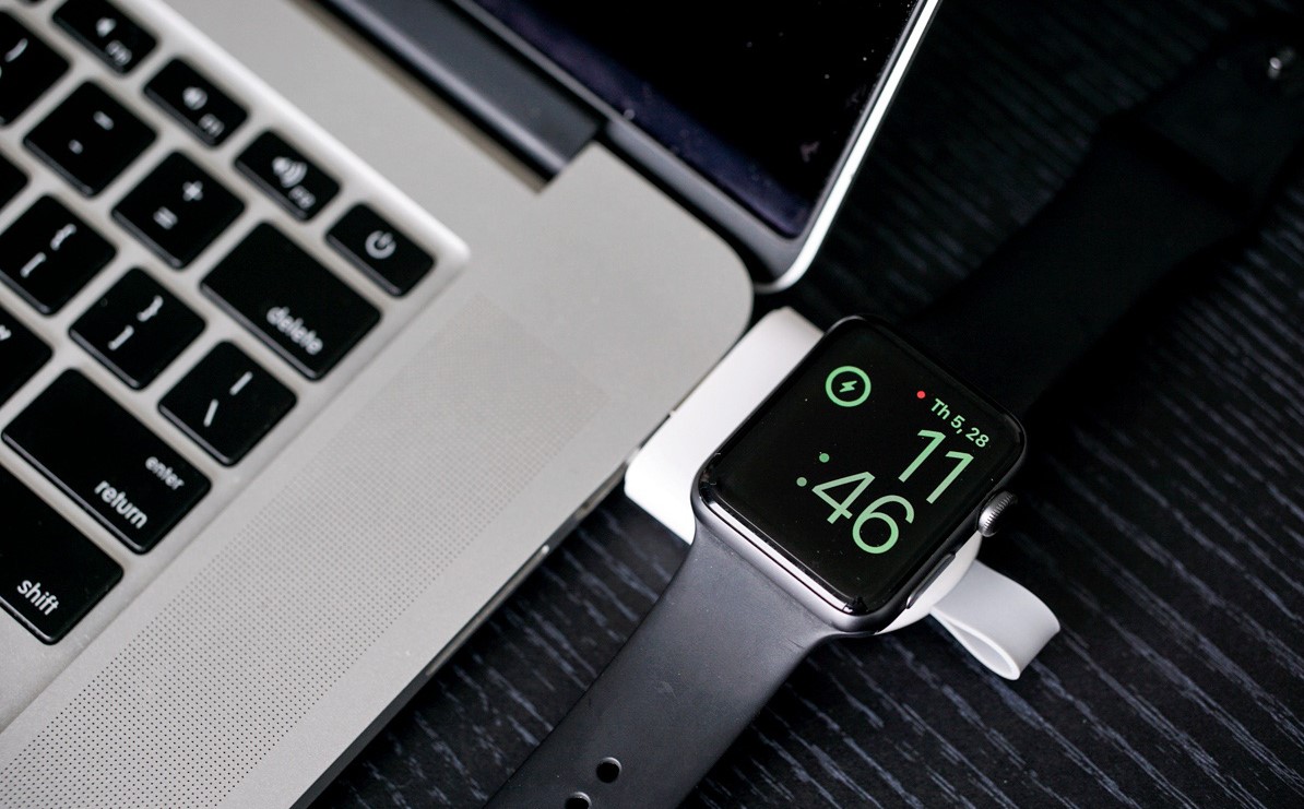 Cách khắc phục Apple Watch không phản hồi, bị treo đơn giản > Kiểm tra pin và bộ sạc Apple Watch