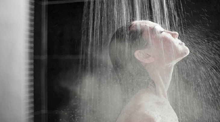 Mùa hè nên tắm nước nóng hay nước lạnh? 5 lưu ý tắm nước nóng mùa hè
