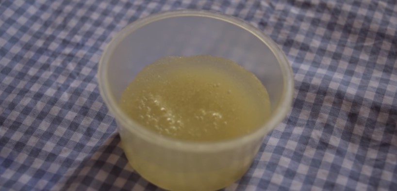 Bước 1 Ngâm nở gelatin Panna cotta matcha